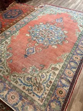 No. A1125 - 5.6' x 9.4' Vintage Turkish Area Rug