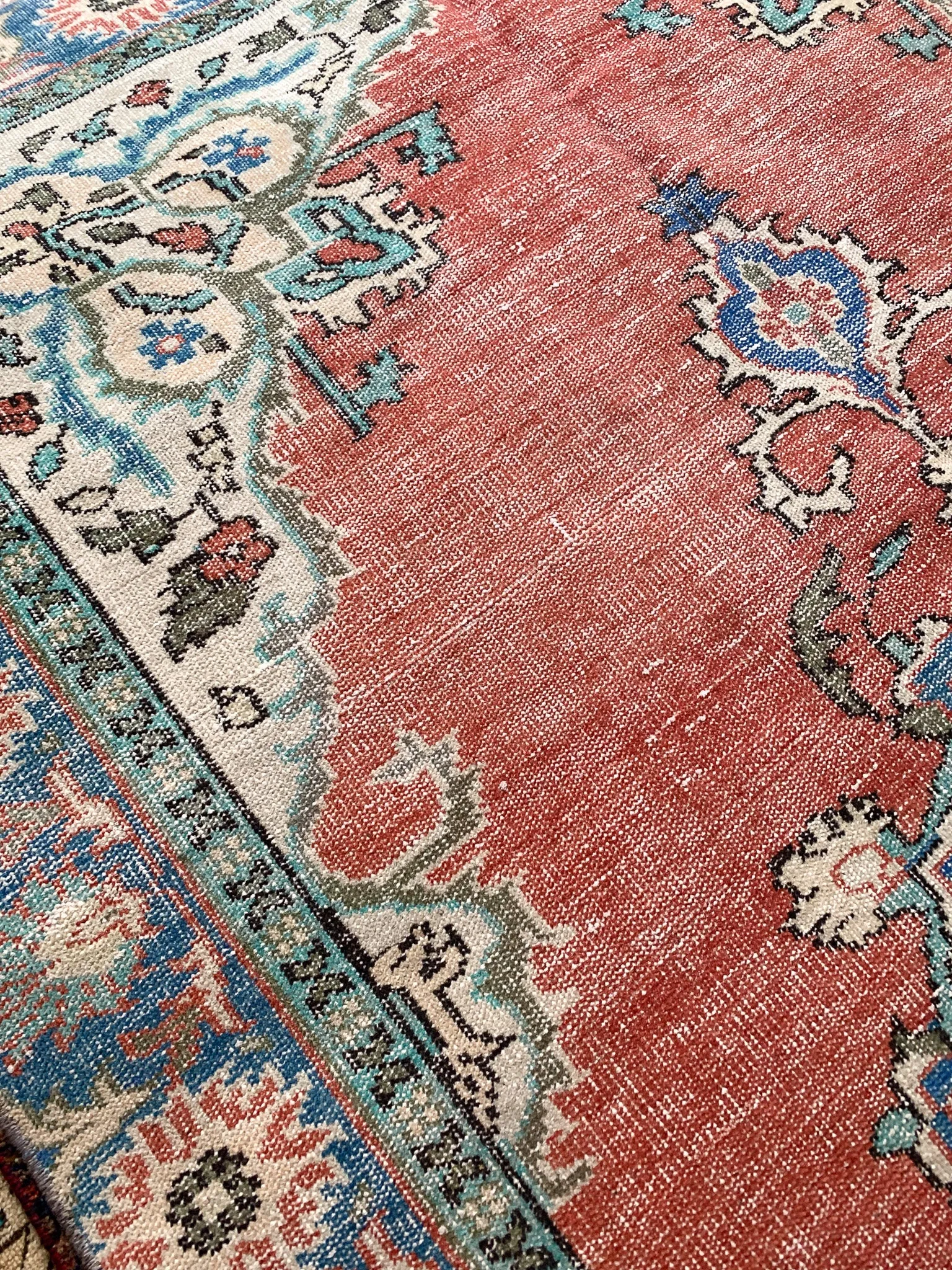 No. A1125 - 5.6' x 9.4' Vintage Turkish Area Rug